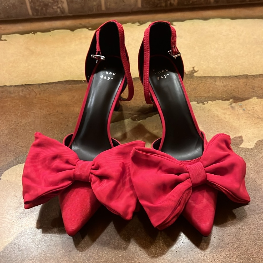Size 8 women’s stilettos RED